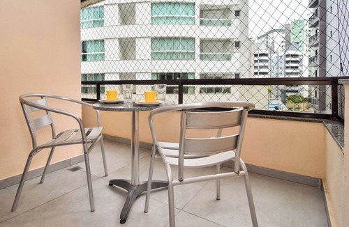 Barra Sul Apartment | 50 mts da Praia na Rua 3500, Garagem e Wi-fi P2101