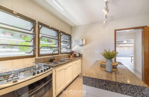 Zimbros House | 6BR Beachfront Home in Bombinhas ABM0101