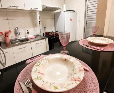 Cremacao House | AmazHost - Casa Rosa com Split, Wi-Fi 700 Mb e Água Quente