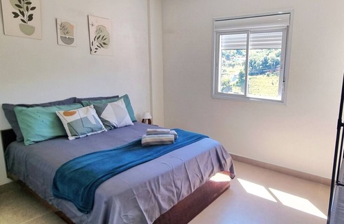 Serra Negra Apartment | Apê Centro - Serra Negra-wifi/petfriendly/roupa de cama/Ar condicionado/garagem