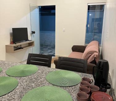Itaberai Apartment | Apê completo, até 5 pessoas - Ar, WiFi e garagem