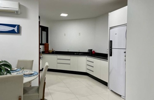 Ingleses Centro Apartment | Apenas 3 Minutos do Mar com Piscina Incrível
