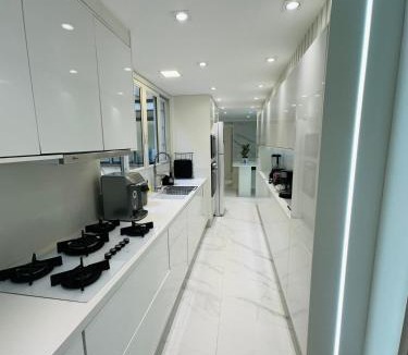 Leme Apartment | Apartamento à 1 min da praia com linda vista cultural e 4 quartos !