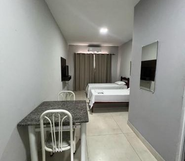 Patos de Minas Apartment | Apartamento 110 - Suíte com ar condicionado