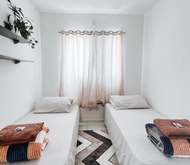 Vila Messias Apartment | Apartamento 2 Quartos Super Decorado - Ar Condicionado nos Quartos - 1 Cama Queen - 2 Camas de Solteiro com Auxiliar - Cozinha Completa - Estacionamento Coberto Gratuito