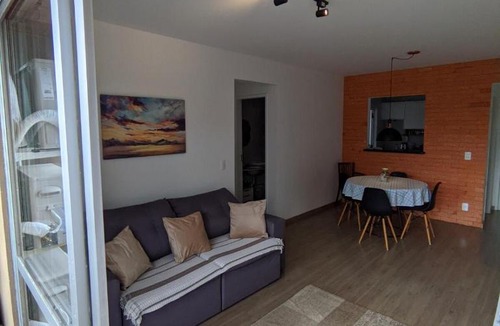 Atiradores Apartment | Apartamento 2 Quartos para 6 Pessoas com Garagem Ar Condicionado Escritório privativo WiFi6 800Mb em Frente ao Hospital Sadalla