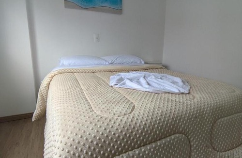 Atiradores Apartment | Apartamento 2 Quartos para 6 Pessoas com Garagem Ar Condicionado Escritório privativo WiFi6 800Mb em Frente ao Hospital Sadalla