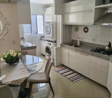 Piratuba Apartment | Apartamento aconchegante com ar, secadora e adega