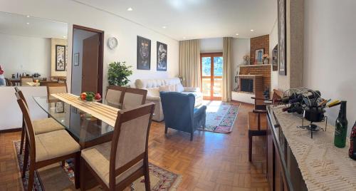 Capivari Apartment | Apartamento Atalaia - 4 quartos - Lareira - Varanda com vista - 1km do centro