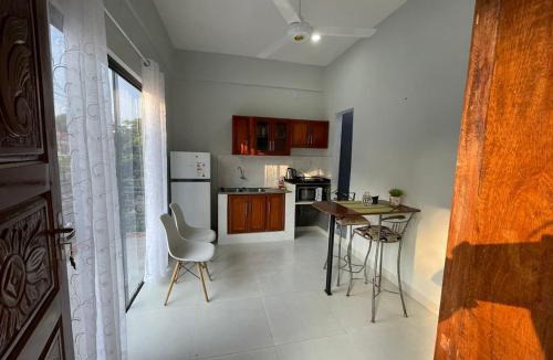 Fernando De La Mora Apartment | Apartamento minimalista con balcón
