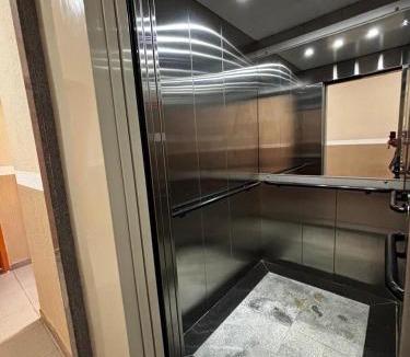Shopping Park Apartment | Apartamento Novo e Impecável - 2 quartos com Ar - Para até 6 pessoas - Elevador e 2 Garagens - Zona Sul - Próx Parque UNA e Uberlândia Shopping