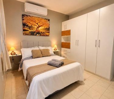 Capao da Canoa Apartment | Apto no centro - Praça Mini Golf - Sacada - Garagem - 300m do Mar - Térreo