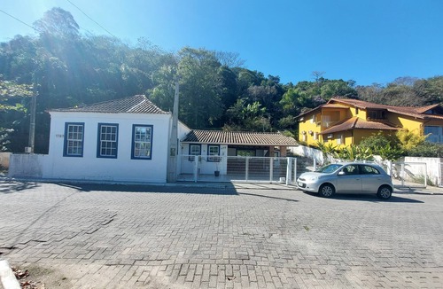 Sambaqui House | Azorean house by the sea in Florianópolis