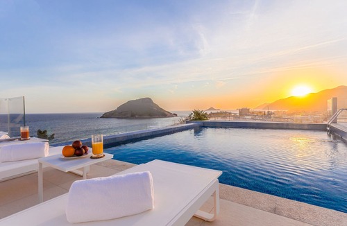 Recreio dos Bandeirantes Hotel | Beachfront Accommodations for Couple or Friends | Perfect for Relaxing
