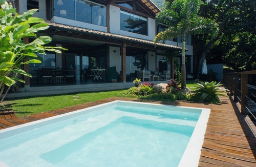 Prainha Villa | Beachfront House in São Sebastião with Pool