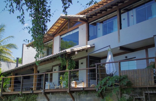 Prainha Villa | Beachfront House in São Sebastião with Pool