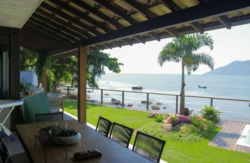 Prainha Villa | Beachfront House in São Sebastião with Pool