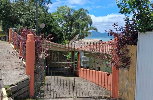 Palhoca House | Beachfront house in Enseada de Brito, pets allowed.