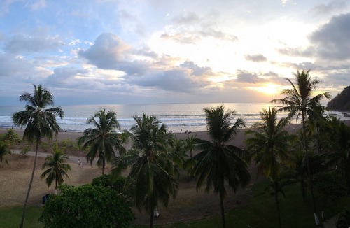 Barrio Los Faroles Condo | Beachfront Oasis~ Huge Terrace ~ Amazing Sunsets~ Resort Pool~ Grill~ Beach gear