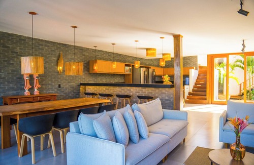 Marau House | Beachfront paradise with 8 suites, barbecue area and swimming pool with a view.