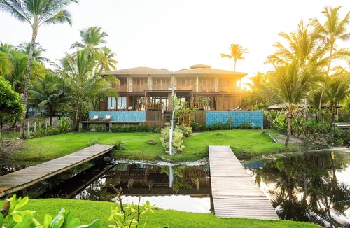Marau House | Beachfront paradise with 8 suites, barbecue area and swimming pool with a view.
