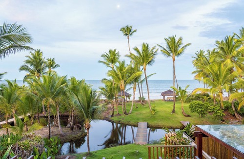 Marau House | Beachfront paradise with 8 suites, barbecue area and swimming pool with a view.
