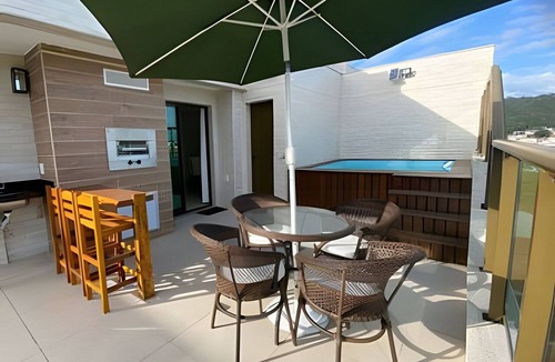 Centro Condo | Beachfront Penthouse at Praia dos Anjos with Private Pool and Barbecue Grill