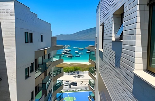 Centro Condo | Beachfront Penthouse at Praia dos Anjos with Private Pool and Barbecue Grill
