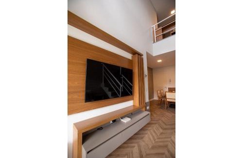 Vila Inglesa Apartment | BHaus Campos do Jordão Gaudi - Grand Loft Duplex Deluxe com Linda Vista - 2 quartos - Vaga de garagem - Piscina Climatizada - Academia - Cafeteria no térreo - 600m do Capivari - Centrinho