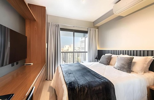 Republica Apartment | BHaus Setin Nova Republica - Studio 30m2 com Varanda - Cama Queen - Vista Incrível da Praça e Skyline 16o andar - Academia - Piscina - Lavanderia - Coworking - Portaria 24h - Em frente ao metrô - SR8