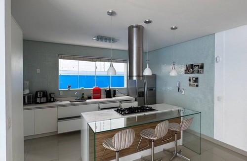Balneario Praia do Pernambuco House | Spacious Residence with Pool in Praia do Mar Casado/Pernambuco Guarujá