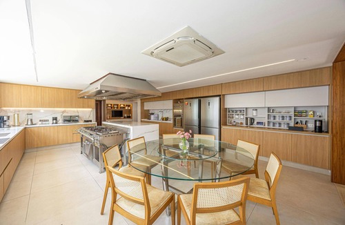 Barra da Tijuca House | Mansion with walking access to Barra beach