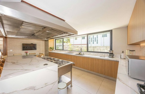 Barra da Tijuca House | Mansion with walking access to Barra beach