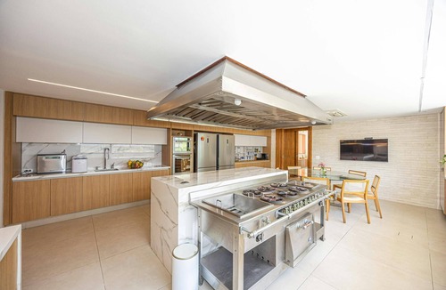 Barra da Tijuca House | Mansion with walking access to Barra beach