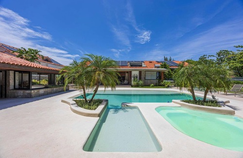 Barra da Tijuca House | Mansion with walking access to Barra beach
