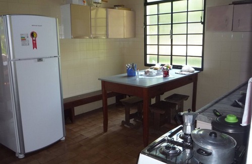 Mendes House | 8 bedrooms, main house and guest house, 5 bathrooms, swimming pool, games room, barbecue area.