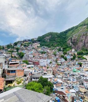 Vidigal Apartment | CÉU DO RIO EXPERIENCE Casa no Vidigal com varanda e super vista com Ar condicionado