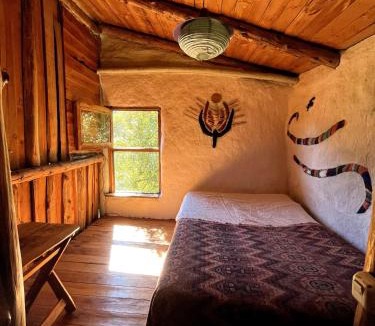 Cushamen Department Ski Chalet | Cabaña de barro con Bosque, rio, arte y apicultura
