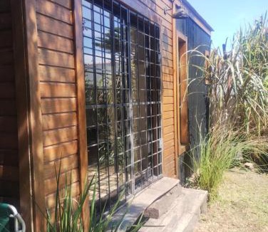 Punta Mogotes House | Cabaña Luminosa con Jardín - Cerca de la Playa