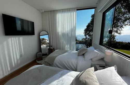 Pedralva Ski Chalet | Cabana com piscina e vista de tirar o fôlego!