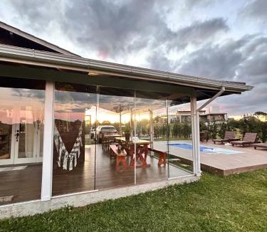 Rancho Queimado House | Cabana Guimarães