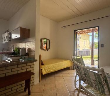 Enseada House | Casa a 100 m da Praia da Enseada em São Francisco do Sul com 2 Quartos para 6 Hóspedes e Ar-Condicionado além da brisa na varanda