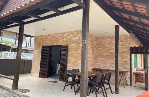 Enseada House | Casa a 100 m da Praia da Enseada em São Francisco do Sul com 2 Quartos para 6 Hóspedes e Ar-Condicionado além da brisa na varanda