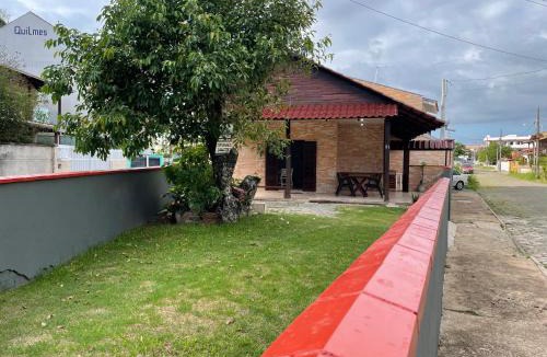 Enseada House | Casa a 100 m da Praia da Enseada em São Francisco do Sul com 2 Quartos para 6 Hóspedes e Ar-Condicionado além da brisa na varanda