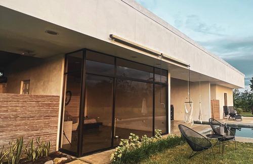 El Tanque House | Casa Abierta con Vista al Volcán y Piscina Privada