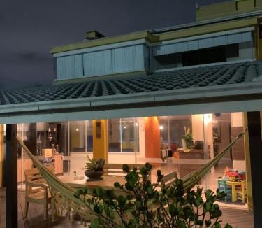 Meia Praia House | Casa amarela