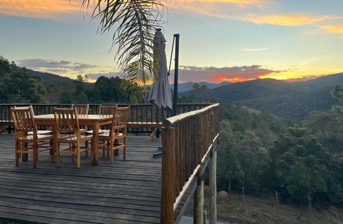 Agua Santa House | Casa ampla com vista, fogo de chão, área gourmet - 16 min do Capivari