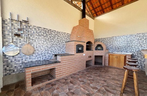 Agua Santa House | Casa ampla com vista, fogo de chão, área gourmet - 16 min do Capivari