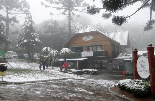 Tres Pinheiros House | Casa Ari Candiago Gramado