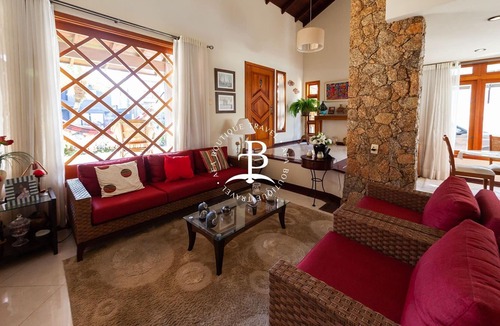 Jurere Villa | Casa Bella Vita lush outdoor pool